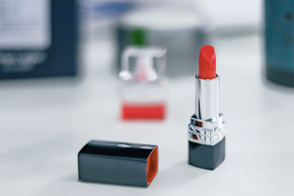 Smooth long-lasting matte lipstick.
